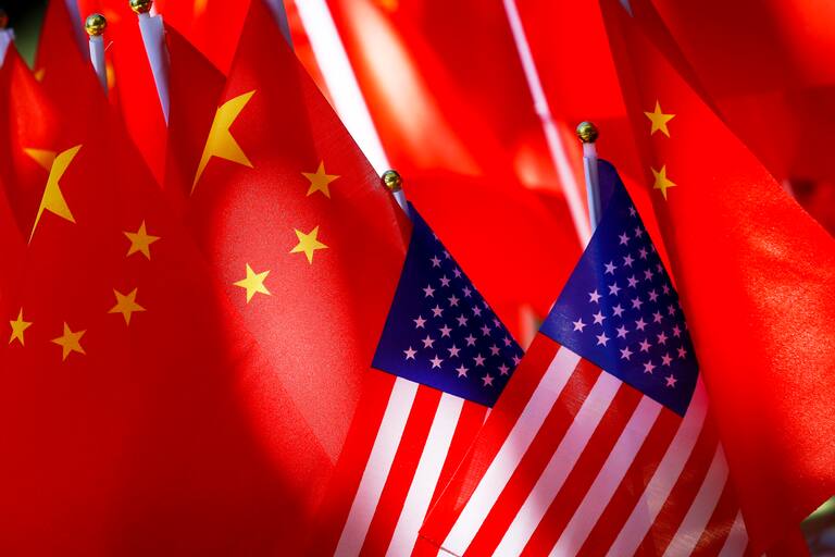 Banderas de Estados Unidos y China
