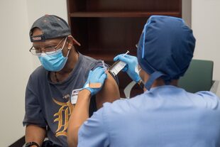 En esta imagen de archivo cortesía del Henry Ford Health System, los voluntarios reciben la vacuna del coronavirus Moderna mRNA-1273 (COVE), el 5 de agosto de 2020, en Detroit, Michigan