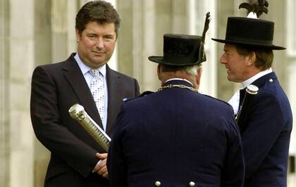 En esta imagen de archivo del 1 de junio de 2004, Michael Fawcett, a la izquierda. Facett, un excolaborador estrecho del príncipe Carlos de Inglaterra, renunció de forma temporal a su puesto como director de una organización benéfica de la corona entre reportes sobre que aseguró a conseguir un reconocimiento oficial para un donante saudí. 