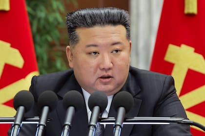 En esta imagen de archivo, distribuida por el gobierno de Corea del Norte, el líder del país, Kim Jong Un, pronuncia un discurso en una reunión celebrada entre el 23 y el 27 de diciembre de 2024, en Pyongyang, Corea del Norte. (Agencia Central de Noticias de Corea/Korea News Service vía AP, archivo)