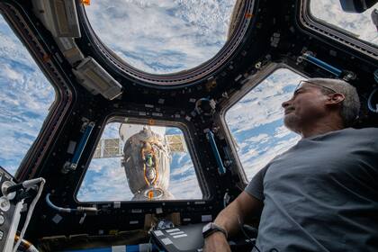 En esta imagen de archivo, distribuida por la NASA, el astronauta estadounidense e ingeniero de vuelo de la expedición 66, Mark Vande, mira a la Tierra desde una cúpula de la Estación Espacial Internacional, el 4 de febrero de 2022. (Kayla Barron/NASA vía AP, archivo)