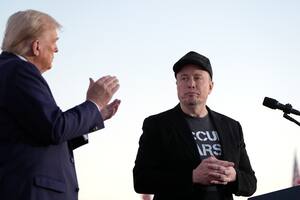 En esta imagen de archivo, el entonces candidato republicano a la presidencia de Estados Unidos, Donald Trump (izquierda), aplaude al director general de Tesla y SpaceX, Elon Musk, tras un discurso en un acto electoral en Butler Farm Show, el 5 de octubre de 2024