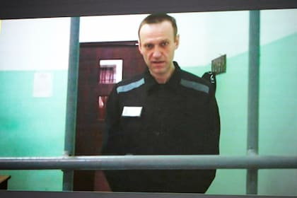 En esta imagen de archivo, el líder opositor ruso Alexei Navalny, visto en una pantalla durante su comparecencia por videoconferencia desde la colonia Melekhovo, en la región de Vladimir, en una vista en la Corte Suprema de Rusia, en Moscú, el 22 de junio de 2023. (AP Foto/Alexander Zemlianichenko, archivo)