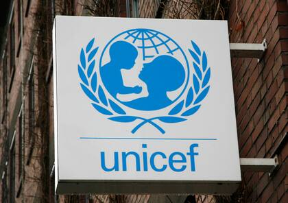 En esta imagen de archivo, el logo de UNICEF visto en la sede de la agencia de la ONU en Colonia, Alemania, el 5 de febrero de 2008. (AP Foto/Hermann J. Knippertz, archivo)