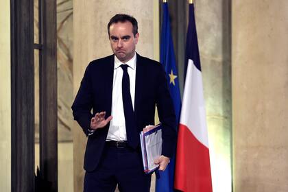 En esta imagen de archivo, el ministro de Defensa de Francia, Sebastien Lecornu, espera en el Palacio del Elíseo, el 26 de enero de 2023 en París. (AP Foto/Aurelien Morissard, archivo)