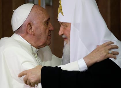 En esta imagen de archivo, el papa Francisco (izquierda) abraza al patriarca de la Iglesia ortodoxa rusa, Kirill, tras la firma de una declaración conjunta sobre unidad religiosa en La Habana, Cuba, el 12 de febrero de 2016
