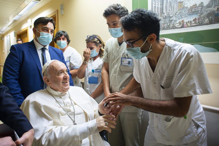 Papst Franziskus sprach mit seinem Chirurgen, teilte Einzelheiten seiner Genesung mit und äußerte seine Bitte an ihn.