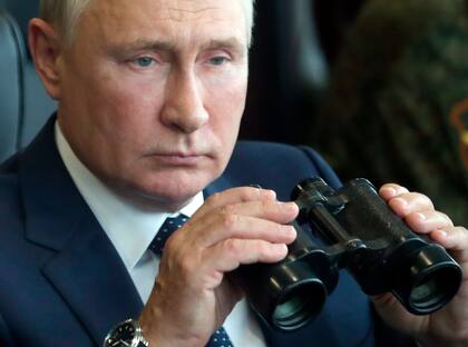En esta imagen de archivo, el presidente de Rusia, Vladimir Putin, sostiene unos prismáticos mientras observa unas maniobras militares de las fuerzas armadas rusas y bielorrusas, en el campo de entrenamiento de Mulino, en la región de Nizhny Novgorod, Rusia, el 13 de 2021. (Sergei Savostyanov, Sputnik, Kremlin Pool Foto vía AP, archivo)