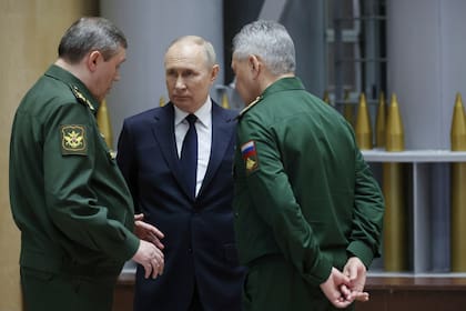 En esta imagen de archivo, el presidente de Rusia, Vladímir Putin (centro), habla con el jefe del Estado Mayor, el general Valery Gerasimov (izquierda), y el ministro de Defensa, Sergei Shoigu, tras una reunión con líderes militares en Moscú, Rusia, el 19 de diciembre de 2023