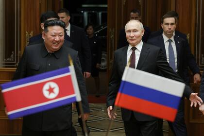 En esta imagen de archivo, el presidente de Rusia, Vladímir Putin, y el líder norcoreano, Kim Jong Un, sonríen durante una reunión en el aeropuerto internacional Pyongyang Sunan, a las afueras de Pyongyang, Corea del Norte, el 19 de junio de 2024