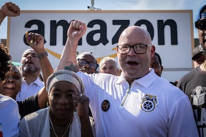 En esta imagen de archivo, el presidente del sindicato Teamsters, Sean M. O'Brien (centro), se manifiesta junto a trabajadores de Amazon en el exterior del almacén JFK8 de la empresa en Staten Island, Nueva York, el 19 de junio de 2024. (AP Foto/ Stefan Jeremiah, archivo)