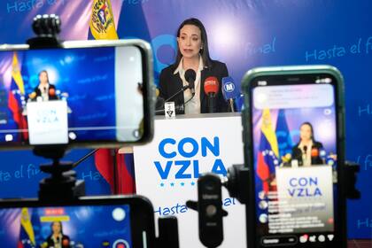 En esta imagen de archivo, la aspirante opositora María Corina Machado ofrece una rueda de prensa en la sede de su campaña en Caracas, Venezuela, el 15 de diciembre de 2023. Machado ha sido apartada de la próxima carrera a la presidencia por el gobierno de Nicolás Maduro. (AP Foto/Matías Delacroix, archivo)