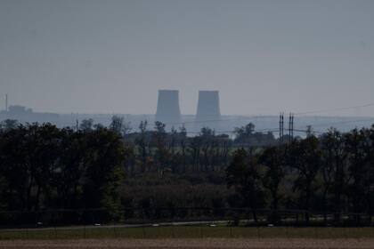 En esta imagen de archivo, la plata nuclear de Zaporiyia, vista desde unos 20 kms de distancia, en la región de Dnipropetrovsk, Ucrania, el 17 de octubre de 2022. (AP Foto/Leo Correa, archivo)