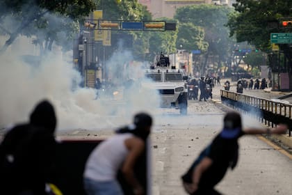 En esta imagen de archivo, manifestantes se enfrentan con la policía durante manifestaciones contra los resultados oficiales que declaran la reelección del presidente, Nicolas Maduro, un día después de los comicios, en Caracas, Venezuela, el 29 de julio de 2024. (AP Foto/Matias Delacroix, File)