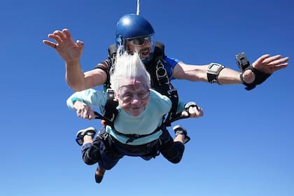 En esta imagen de archivo, proporcionada por Daniel Wilsey, se muestra a Dorothy Hoffner, de 104 años, durante un salto en paracaídas en tandem con Derek Baxter que la convirtió en la persona más mayor del mundo en hacerlo, el 1 de octubre de 2023, en Skydive Chicago, en Ottawa, Illinois. (Daniel Wilsey vía AP, archivo)