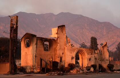 En esta imagen de archivo se muestra la iglesia comunitaria de Altadena un día después de haber sido arrasada por el incendio de Eaton, el 9 de enero de 2025, en Altadena, California