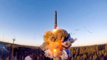 En esta imagen de archivo tomada de un video distribuido por el servicio de prensa del Ministerio ruso de defensa el miércoles 9 de diciembre de 2020, un cohete despega de un sistema de misiles dentro de un ensayo de misil balístico intercontinental en las instalaciones de Plesetsk, en el noroeste de Rusia. 