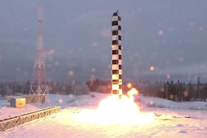 En esta imagen de archivo, tomada de un video proporcionado por la televisora rusa RU-RTR vía AP television el jueves 1 de marzo de 2018, el misil ruso balístico intercontinental Sarmat parte durante una prueba de lanzamiento en un punto no revelado en Rusia. (Televisión rusa RU-RTR vía AP, archivo)