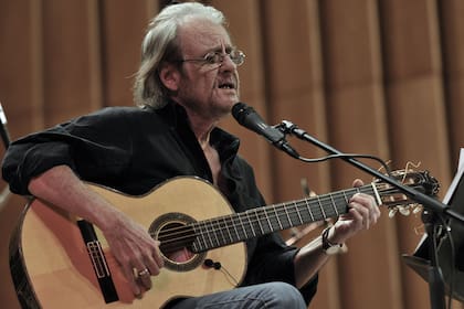 En esta imagen de archivo tomada el 10 de diciembre de 2008, el cantautor español Luis Eduardo Aute se presenta en el teatro Amadeo Roldan en La Habana durante un concierto para conmemorar el 60 aniversario de la Declaración Universal de los Derechos Humanos