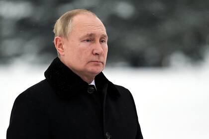 En esta imagen de archivo, tomada el 27 de enero de 2022, el presidente de Rusia, Vladimir Putin, durante un acto de recuerdo en el cementerio Piskaryovskoye, donde están enterradas la mayoría de las víctimas del sitio de Leningrado de la Segunda Guerra Mundial, en San Petersburgo, Rusia. (Alexei Nikolsky, Sputnik, Kremlin Pool Foto vía AP, archivo)