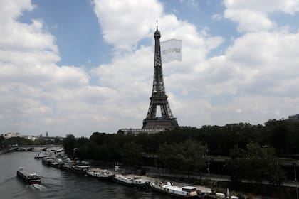 En esta imagen de archivo, tomada el 8 de junio de 2021, una bandera gigante ondea en la Torre Eiffel durante una prueba en París. (AP Foto/Lewis Joly, archivo)