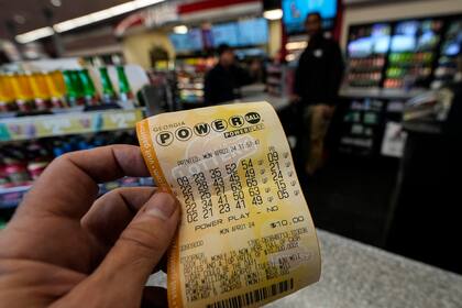 En esta imagen de archivo, un boleto de la lotería Powerball, visto en una tienda de comestibles, el 1 de abril de 2024, en Kennesaw, Georgia. (AP Foto/Mike Stewart, archivo)