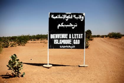 En esta imagen de archivo, un cartel en una carretera a la salida de Gao, en el norte de Mali, dice "Bienvenido al Estado Islámico de Gao", el 30 de enero de 2013. (AP Foto/Jerome Delay, archivo)