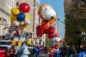 Globos, bandas, celebridades y Santa se dan cita en el desfile de Acción de Gracias de Macy