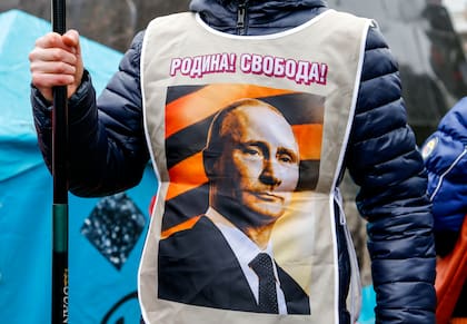 En esta imagen de archivo, un manifestante prorruso con un chaleco con la imagen del presidente de Rusia, Vladimir Putin, y las palabras "¡Patria! ¡Libertad!" durante una manifestación en Donetsk, Ucrania, el 16 de marzo de 2014. 
