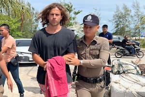 En esta imagen de archivo, un policía tailandés escolta al español Daniel Sancho Bronchalo, sospechoso de asesinar y descuartizar a un cirujano, de la isla de Koh Phagnan a la de Koh Samui, en el sur de Tailandia, el 7 de agosto de 2023. (AP Foto/Somkeat Ruksaman, archivo)