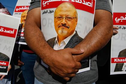 En esta imagen de archivo, varias personas con carteles con la imagen del periodista saudí asesinado Jamal Khashoggi se concentran cerca del consulado de Arabia Saudita en Estambul, el 2 de octubre de 2020, en el segundo aniversario de su muerte