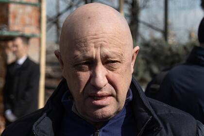 En esta imagen de archivo, Yevgeny Prigozhin, el propietario de la compañía militar privada rusa, Grupo Wagner, a su llegada a un acto en el cementerio Troyekurovskoye en Moscú, Rusia, el 8 de abril de 2023. (AP Foto, archivo)