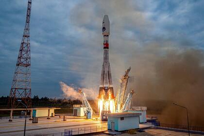 En esta imagen de un video distribuida por Roscosmos State Space Corporation, el cohete Soyuz-2.1b con el módulo lunar Luna-25 alza vuelo desde la plataforma en el cosmódromo de Vostochny