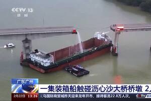 Un buque de carga chocó contra un puente, lo partió y cinco vehículos cayeron al agua: cinco muertos