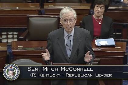 En esta imagen de video, el líder de la minoría del Senado, Mitch McConnell, de Kentucky, habla en el pleno del Senado.