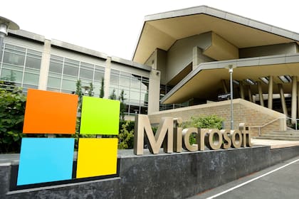 En esta imagen del 3 de julio de 2014 se ve el logo de Microsoft Corp. afuera del Centro de Visitantes de Microsoft, en Redmond, Washington. (AP Foto/Ted S. Warren, archivo)