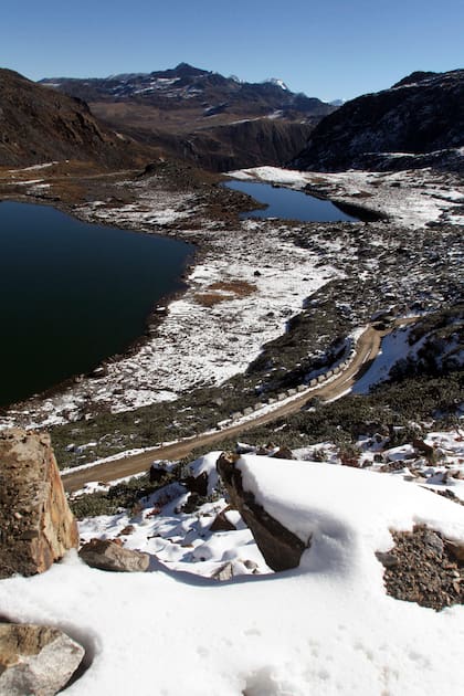 En esta imagen del lunes 30 de octubre de 2006 se ve un camino hacia la Línea de Control Real, en la frontera entre China y la India, en el estado de Arunachal Pradesh, en el noreste de la India. (AP Foto/Mustafa Quraishi, Archivo)