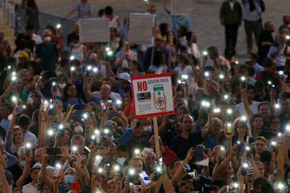 En esta imagen del miércoles 28 de julio de 2021, gente en una protesta contra el pase de vacunación COVID-19 en Roma