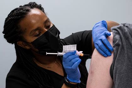 En esta imagen del miércoles 31 de marzo de 2021, Cole Smith recibe la vacuna contra el COVID-19 de Moderna de parte de la enfermera Tigisty Girmay