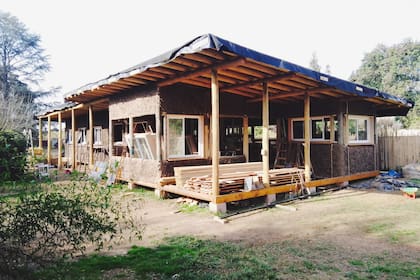 En esta imagen del proceso constructivo se observa la técnica usada para fijar las columnas al suelo con pilotes de hormigón y las estructuras que permiten el relleno con quincha.