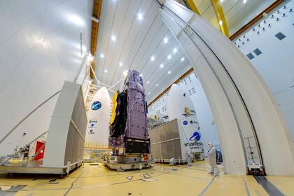 En esta imagen del sábado 11 de diciembre de 2021 cortesía de la Agencia Espacial Europea, se ve el Telescopio Espacial James Webb de la NASA durante su instalación en el cohete Ariane 5 que lo puso en órbita desde la Plataforma Espacial Europea en la Guyana Francesa
