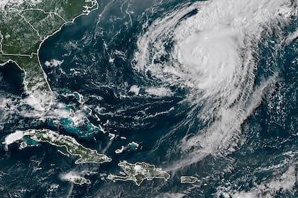 En esta imagen del satélite GOES-16 GeoColor tomada a las 16:40 EDT y distribuida por la Oficina Nacional de istración Oceánica y Atmosférica (NOAA, por sus siglas en inglés), se muestra el huracán Ernesto en el océano Atlántico al sur-suroeste de Bermudas, el 16 de agosto de 2024. (NOAA vía AP)