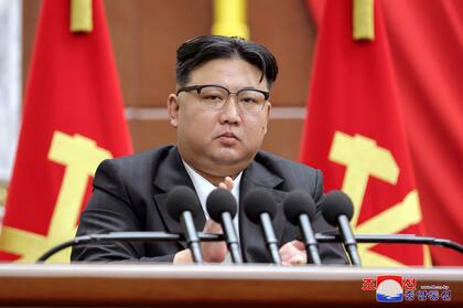 En esta imagen difundida por el gobierno de Corea del Norte, el mandatario norcoreano Kim Jong Un pronuncia un discurso durante una reunión plenaria de fin de año del Partido de los Trabajadores, realizada entre el 26 y el 30 de diciembre de 2023, en Pyongyang, Corea del Norte
