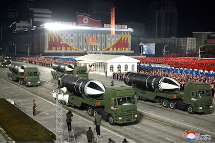 En esta imagen difundida por el gobierno de Corea del Norte se ven misiles durante un desfile militar en celebración del congreso del partido gobernante, el 14 de enero de 2021, en la plaza Kim Il Sung, en Pyongyang, Corea del Norte. (Agencia Central de Noticias de Corea/Korea News Service vía AP, archivo)