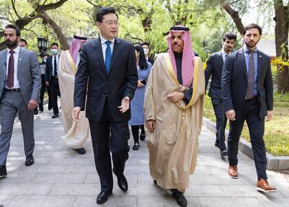 En esta imagen difundida por la Agencia de Prensa Saudí se ve al ministro saudí de Asuntos Exteriores, el príncipe Faisal bin Farhan, caminando junto al ministro chino de Asuntos Exteriores, Qin Gang, en Pekín, el 6 de abril de 2023.