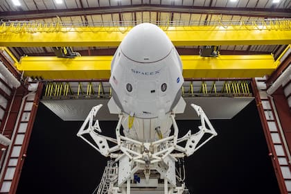 En esta imagen difundida por Space X, la nave espacial Crew Dragon y el cohete SpaceX Falcon 9 se muestran en el Launch Complex 39A el 21 de mayo de 2020