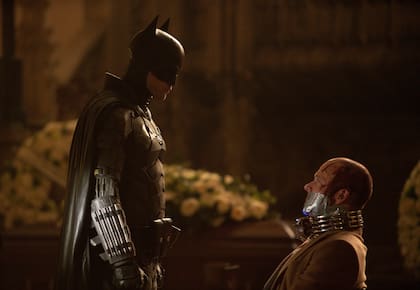 En esta imagen difundida por Warner Bros. Pictures, Robert Pattinson, a la izquierda, y Peter Sarsgaard en una escena de "The Batman". (Jonathan Olley/Warner Bros. Pictures vía AP)