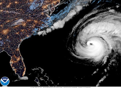 En esta imagen, distribuida por el Centro Nacional de Huracanes y la Oficina Nacional de Administración Oceánica y Atmosférica, se muestra una vista satelital del huracán Fiona mientras avanza frente a la costa atlántica estadounidense, el 22 de septiembre de 2022. (NOAA via AP)