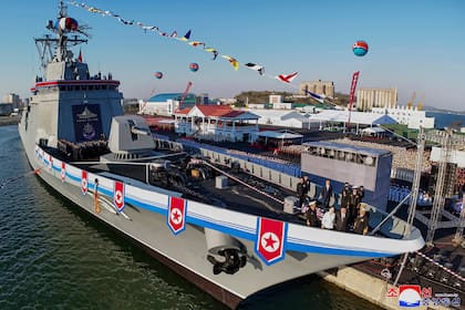 En esta imagen, distribuida por el gobierno de Corea del Norte, el líder del país, Kim Jong Un (segundo por la derecha), y su hija (tercera por la derecha), en la esquina inferior derecha, asisten a la botadura de un nuevo destructor naval en el puerto de Nampo, en el oeste de Corea del Norte, el 25 de abril de 2025