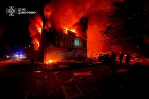 En esta imagen, distribuida por el Servicio de Emergencias de Ucrania, bomberos extinguen un incendio tras un ataque con cohetes rusos en Dobropillya, en la región de Donetsk, en el este de Ucrania, el 8 de marzo de 2025